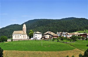 Blick auf Altrei in der Ferienregion Südtirols Süden